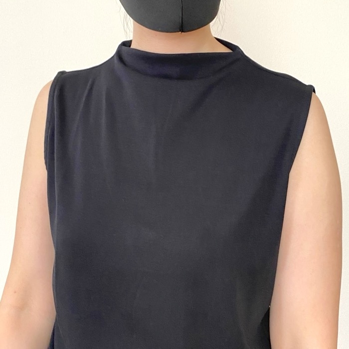 GUの「ボトルネックT(ノースリーブ)Q」