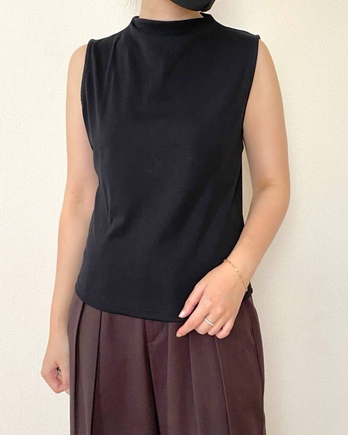 GUの「ボトルネックT(ノースリーブ)Q」