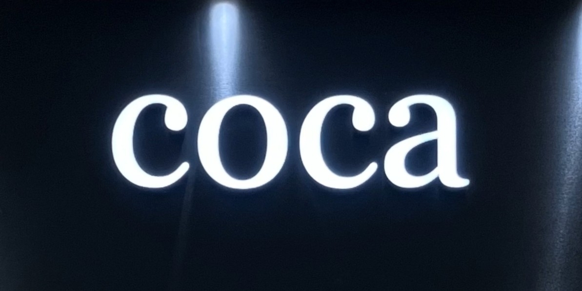 看板に「coca」と書かれています。