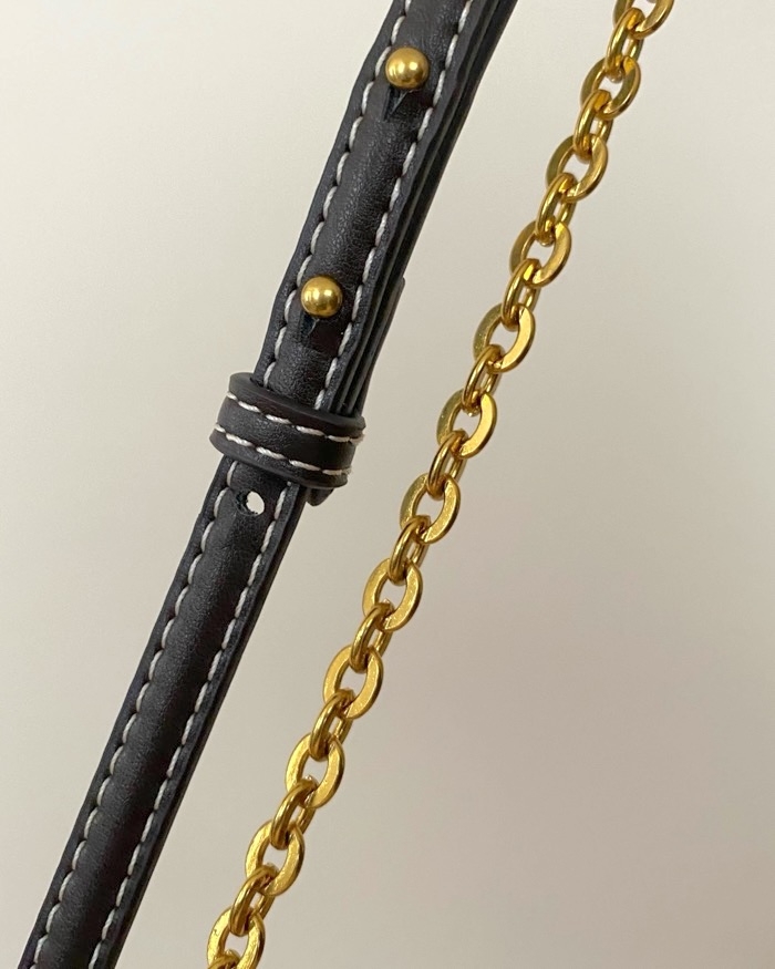 ZARAの「メタルハンドル付きミニバッグ」