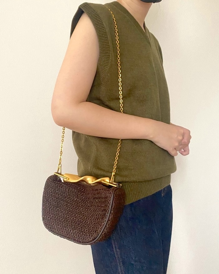 ZARAの「メタルハンドル付きミニバッグ」