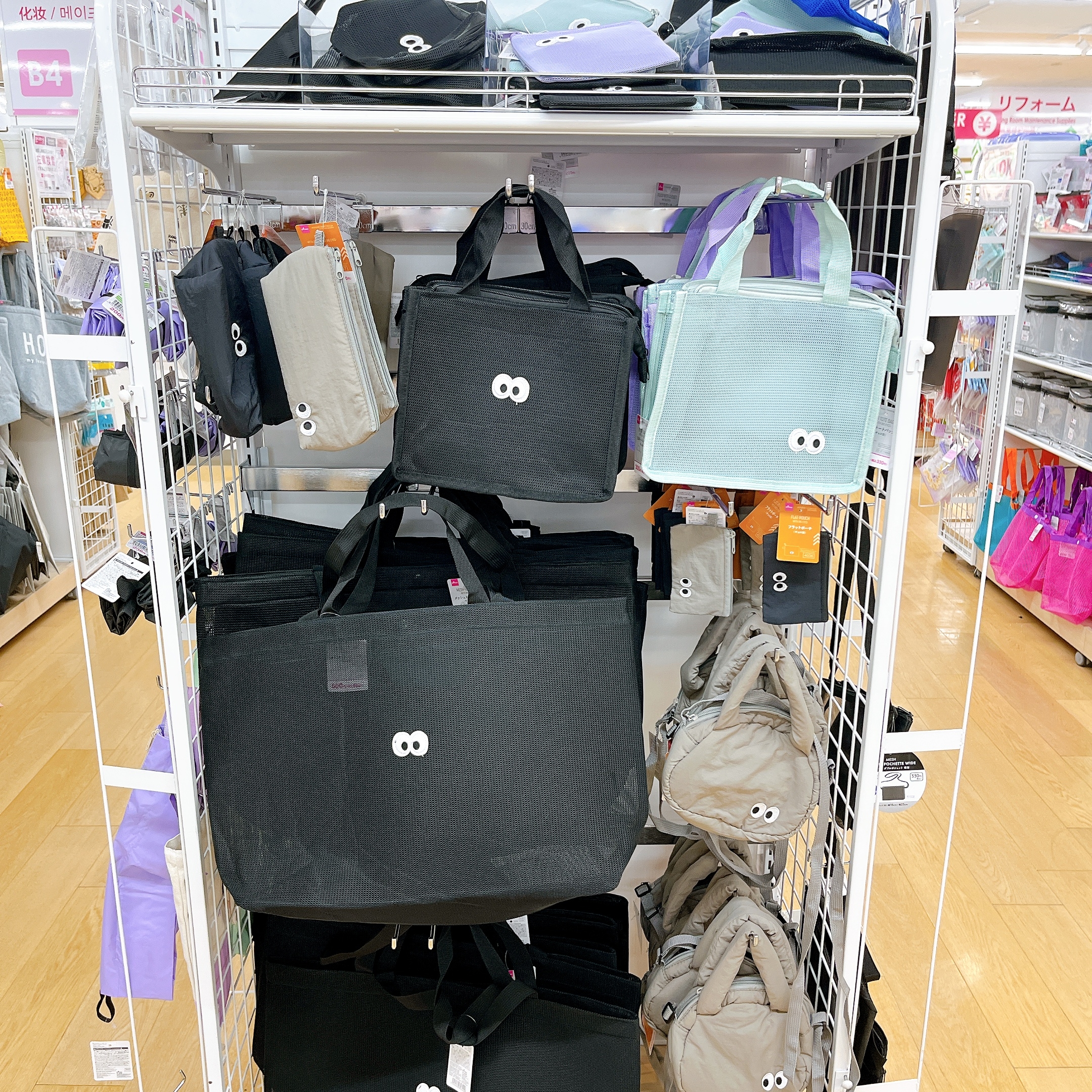 DAISO(ダイソー)の「ギョロ目立体トートバッグ」