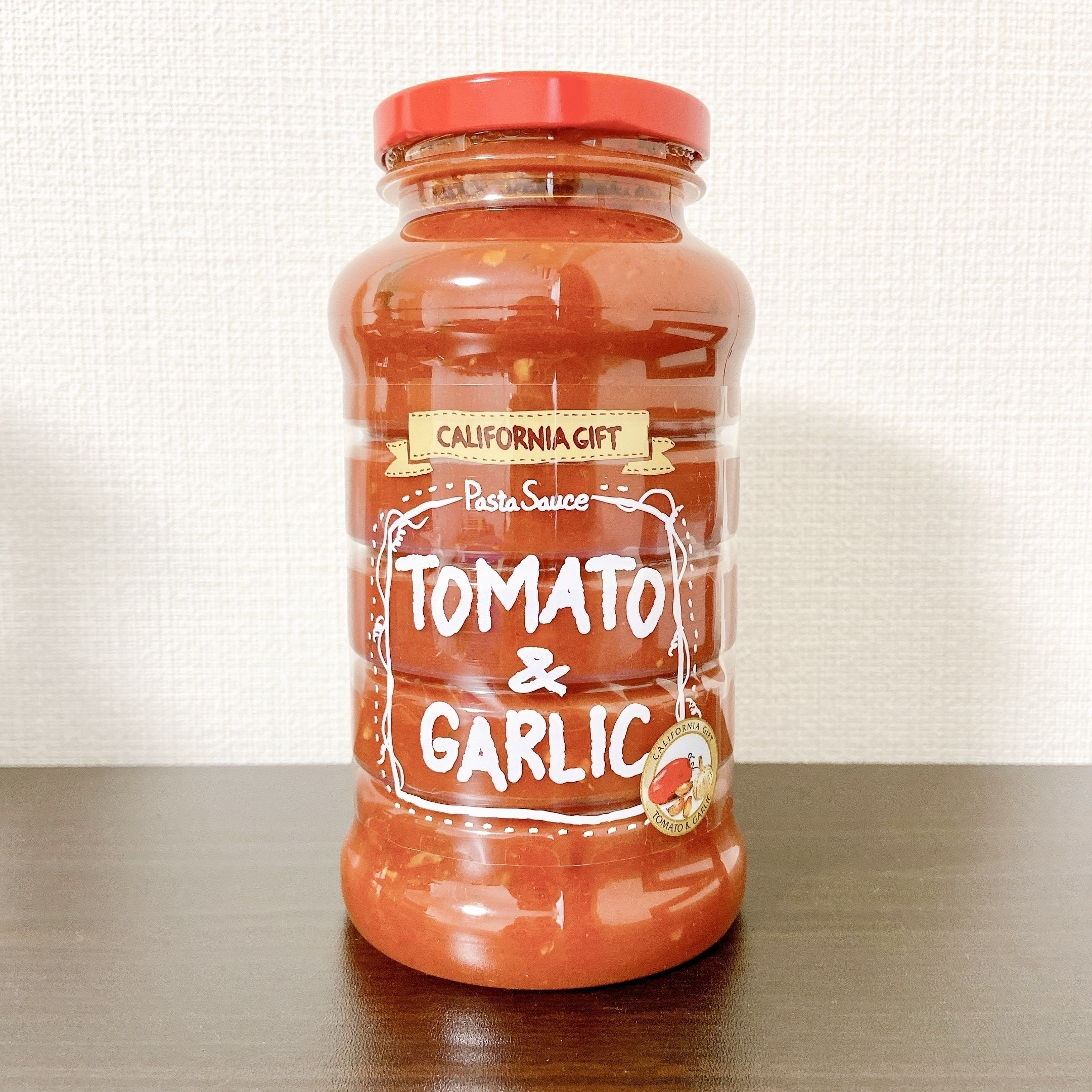 トマトとガーリックのパスタソースが入ったガラス瓶が棚に置かれている。