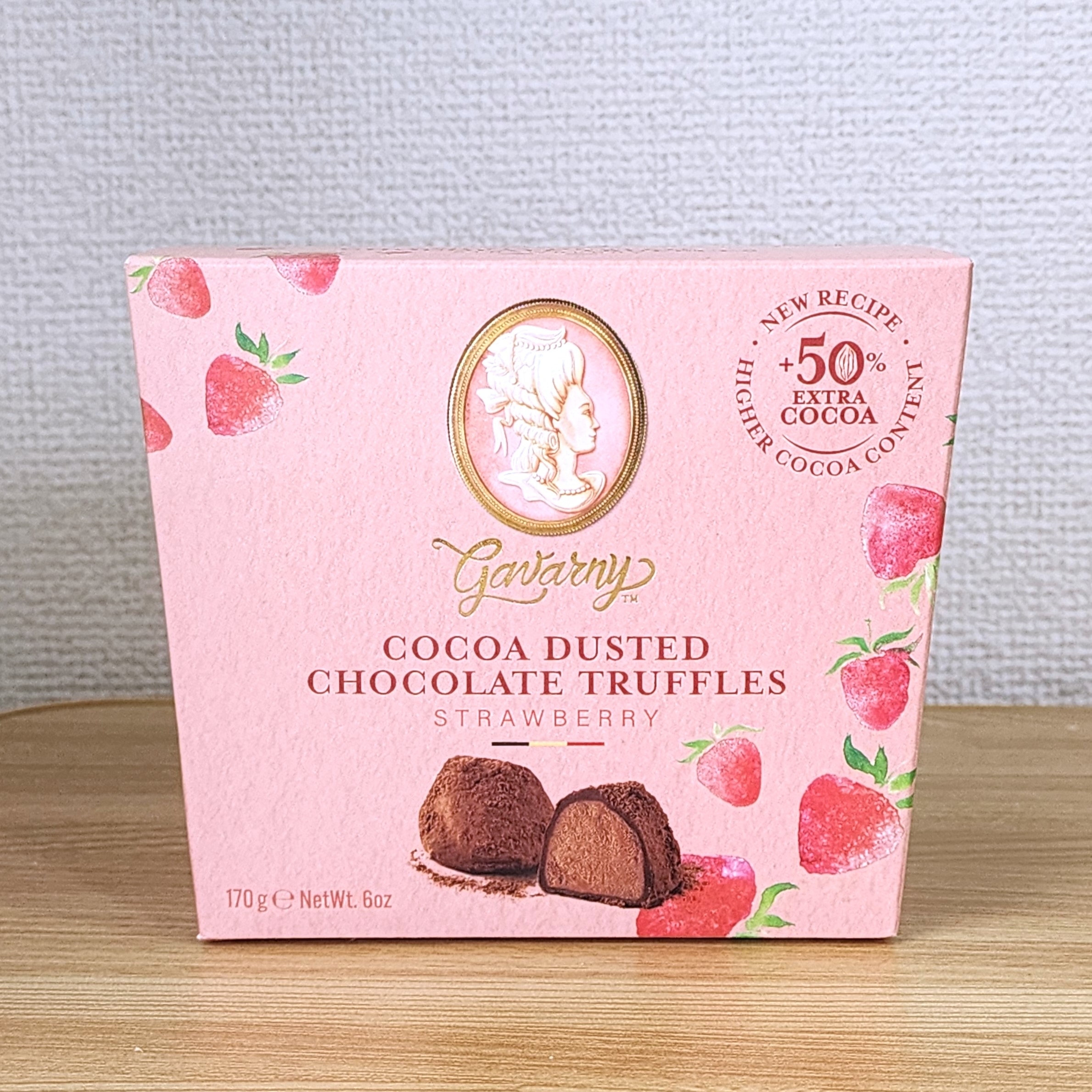 いちご柄のパッケージにギャラニーのチョコレートトリュフが描かれ、「ココアダストチョコレートトリュフ ストロベリー」と書かれている。