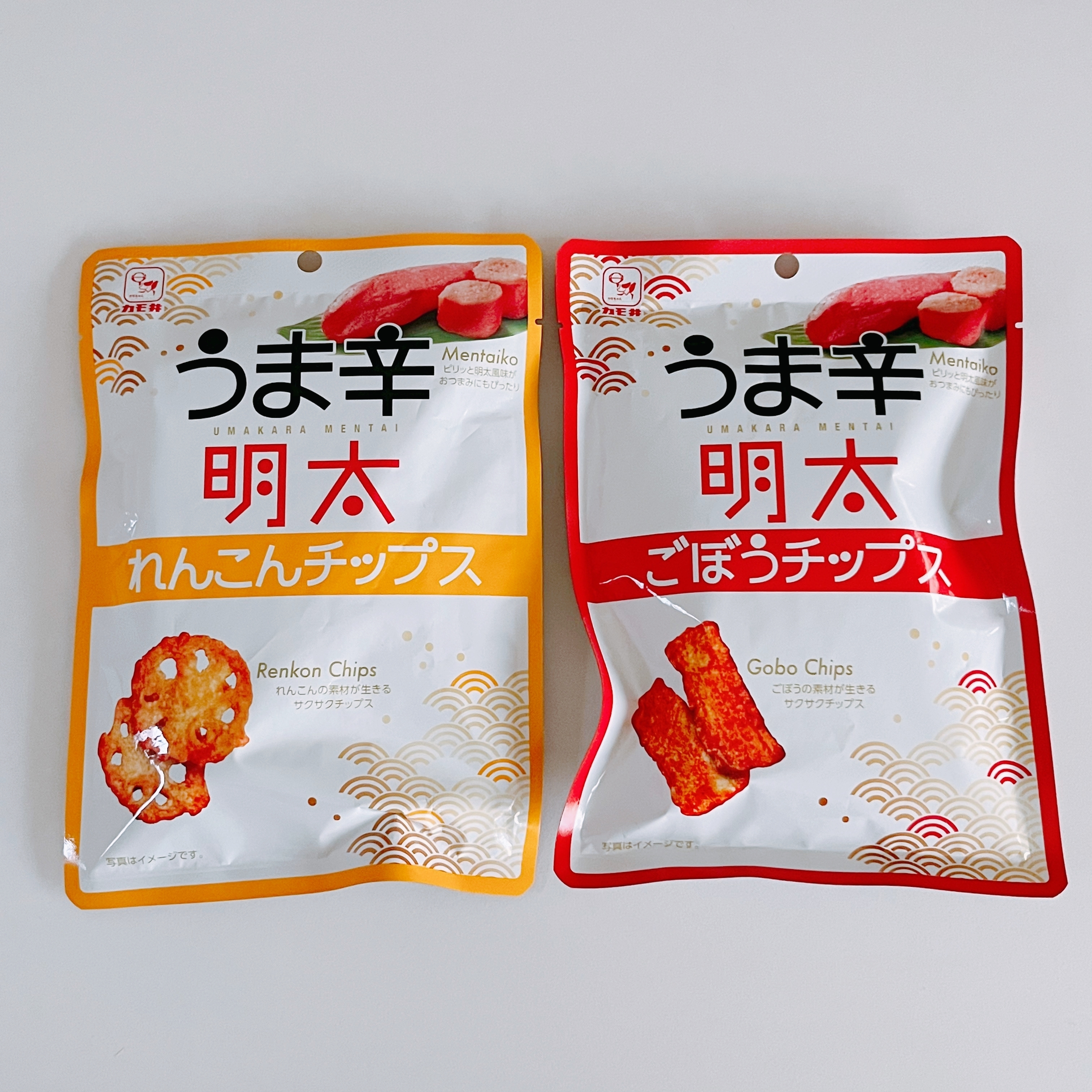 れんこんチップスとごぼうチップスの2つの明太風味スナックのパッケージ。