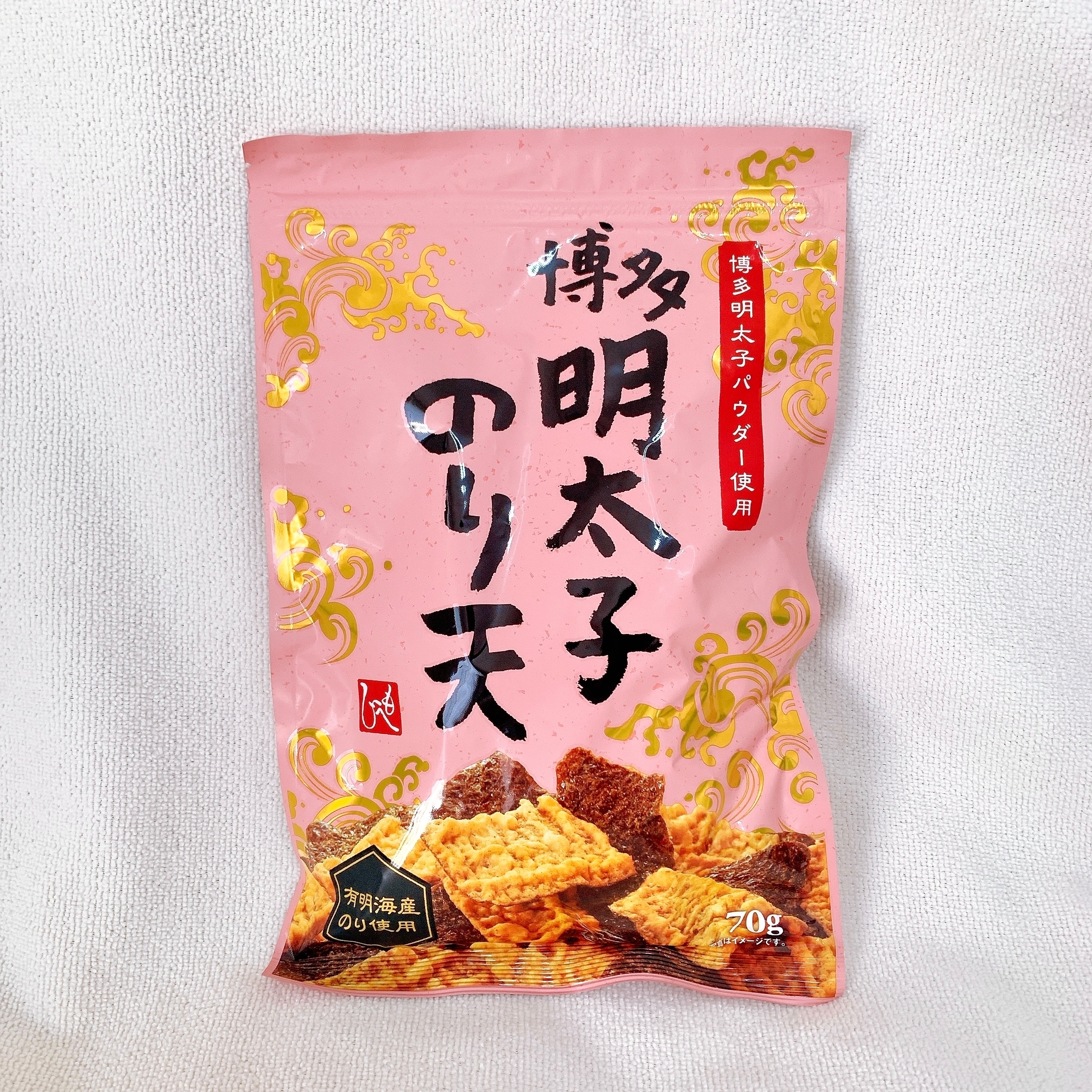 明太子と海苔味のスナック菓子のパッケージ。華やかなデザインで「博多明太子のり天」と書かれている。