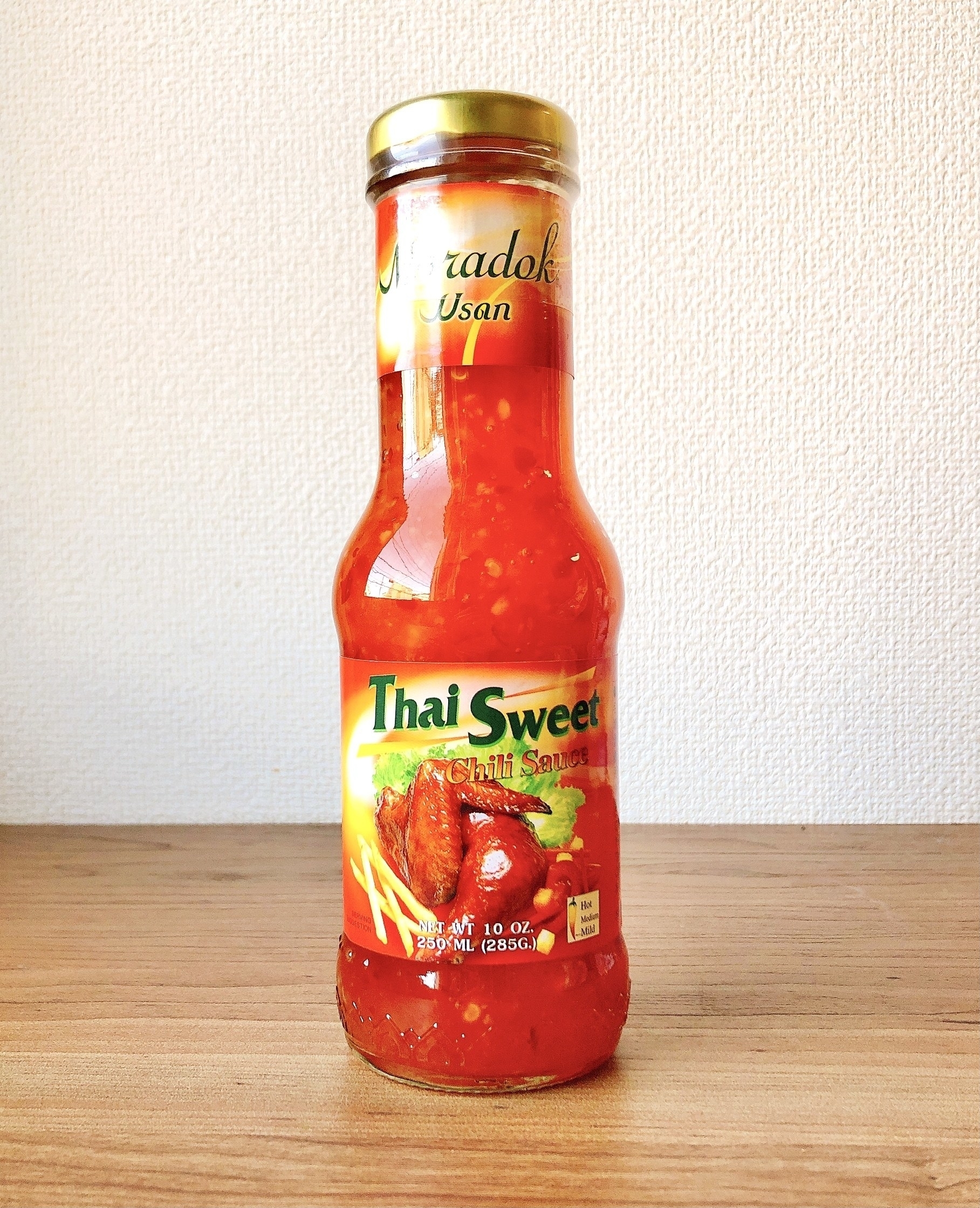 棚の上に置かれた「Thai Sweet Chili Sauce」の瓶。