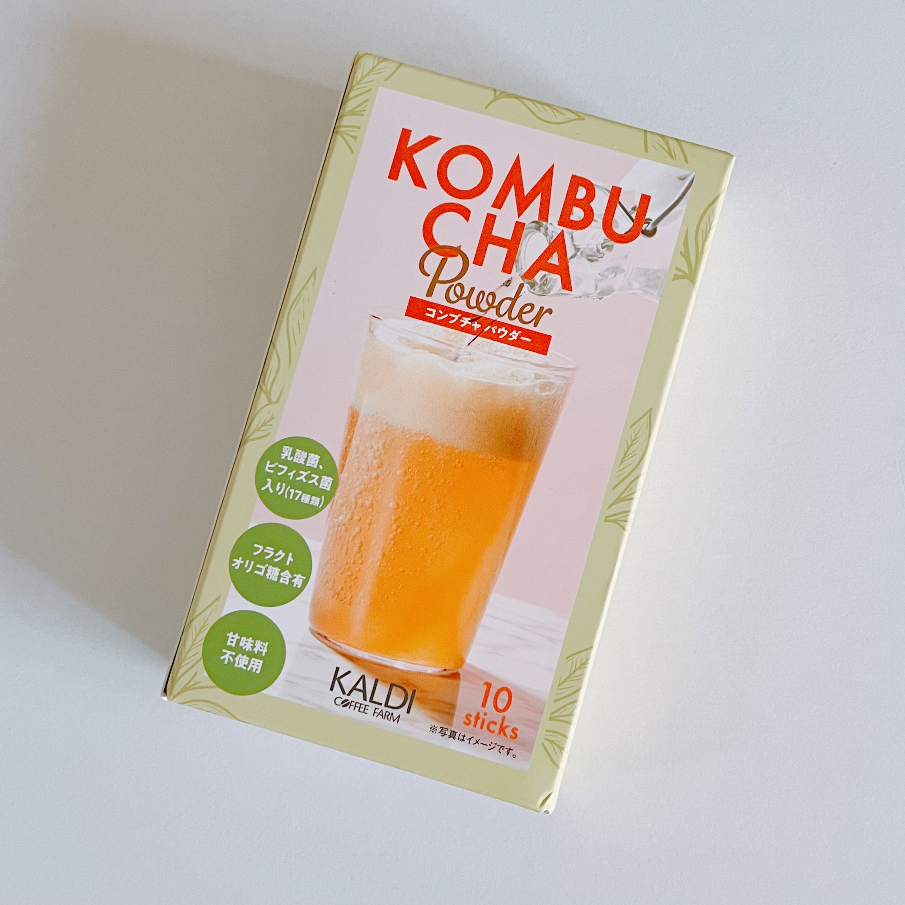 カルディの発酵茶パウダー商品パッケージ。乳酸菌、ビタミン、食物繊維が特徴と記載。10本入り。