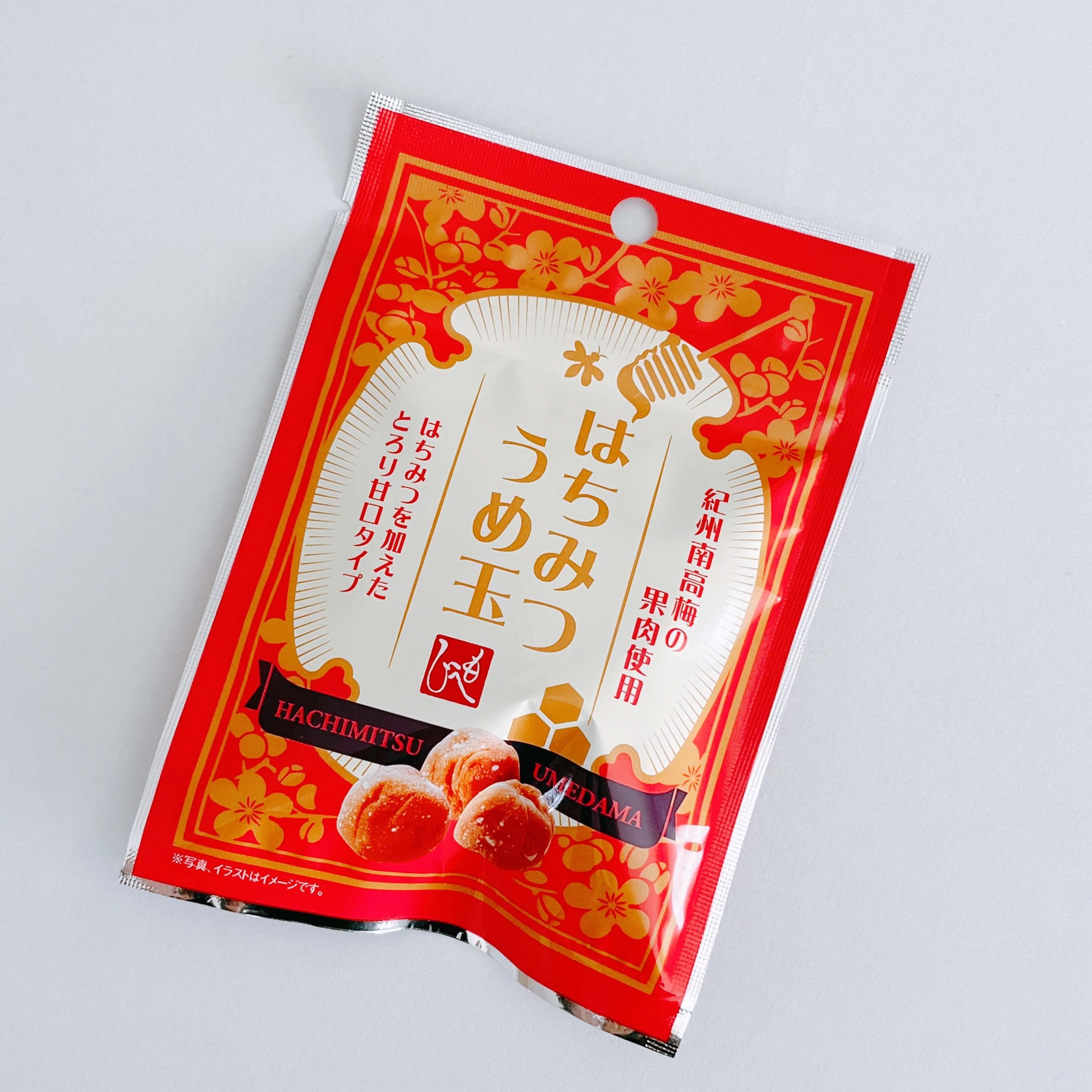 梅キャンディのパッケージ。梅と蜂蜜を使用した商品が強調されています。