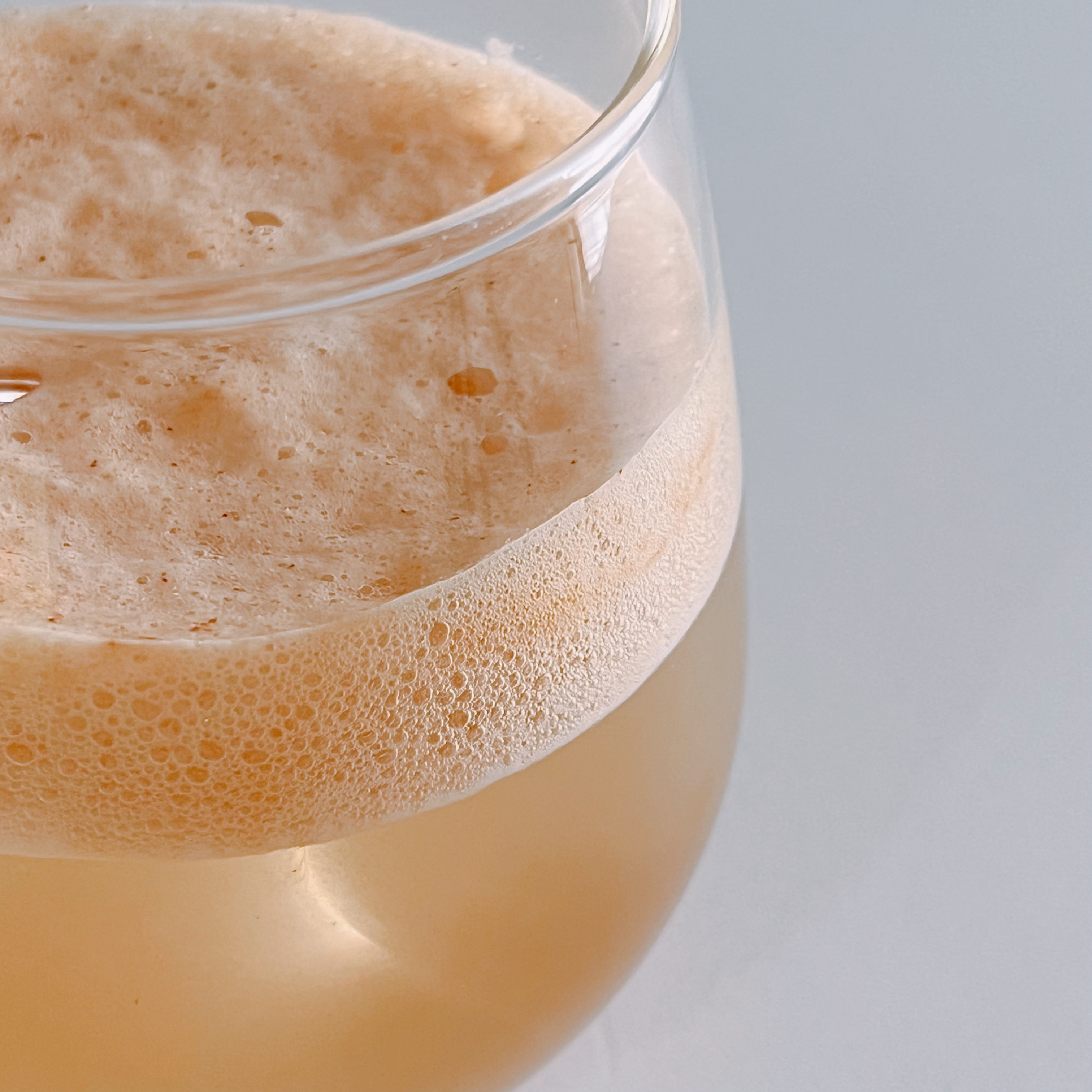 泡のある飲み物が入ったグラスのクローズアップ。