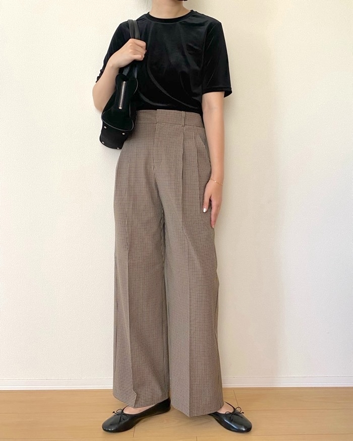 GUの「タックワイドチェックパンツ」
