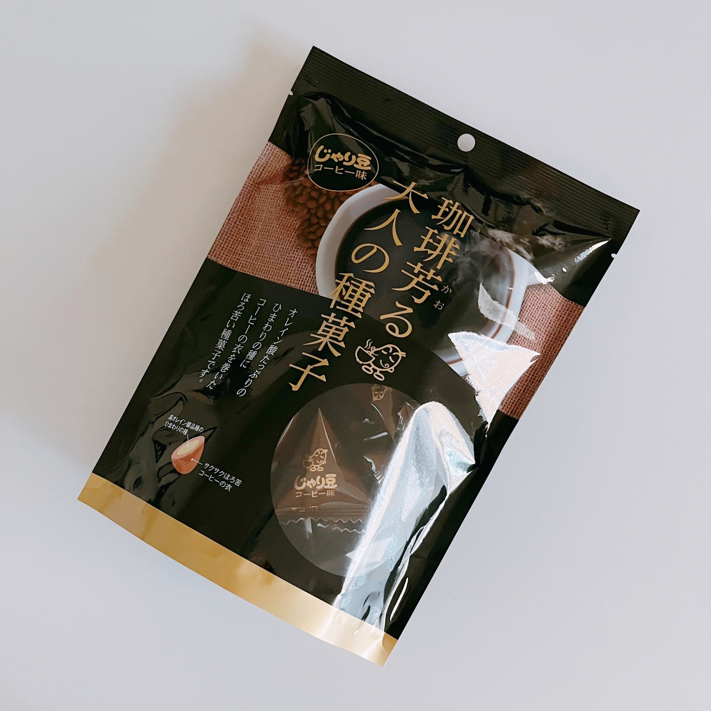 コーヒー風味の大人向けお菓子のパッケージ。上品なデザインが特徴。