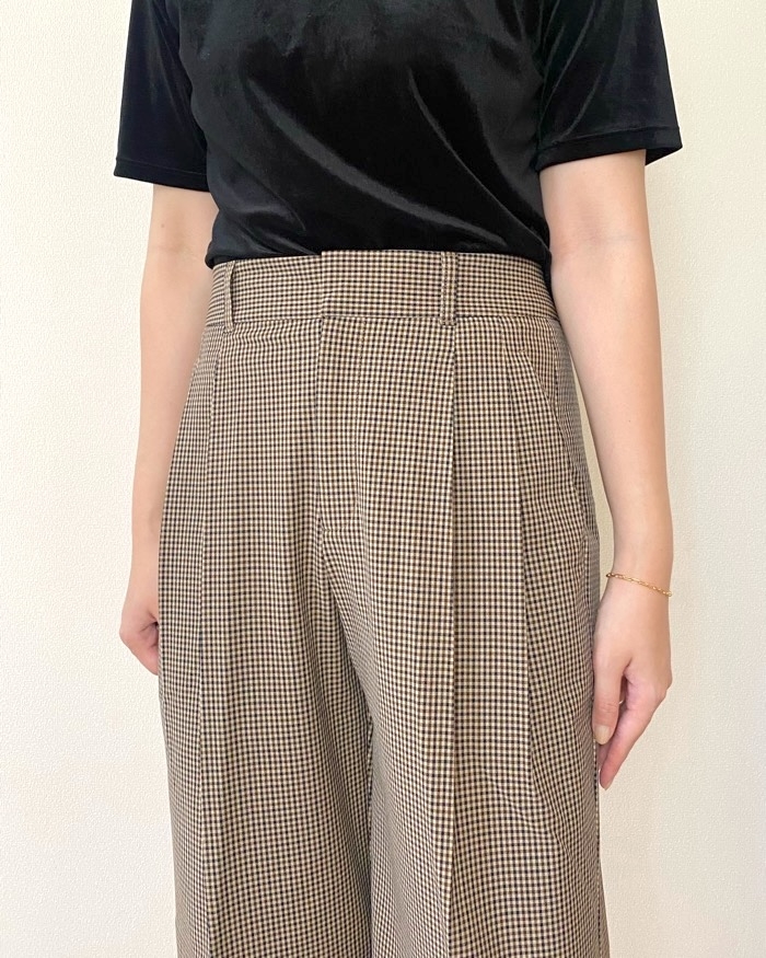 GUの「タックワイドチェックパンツ」
