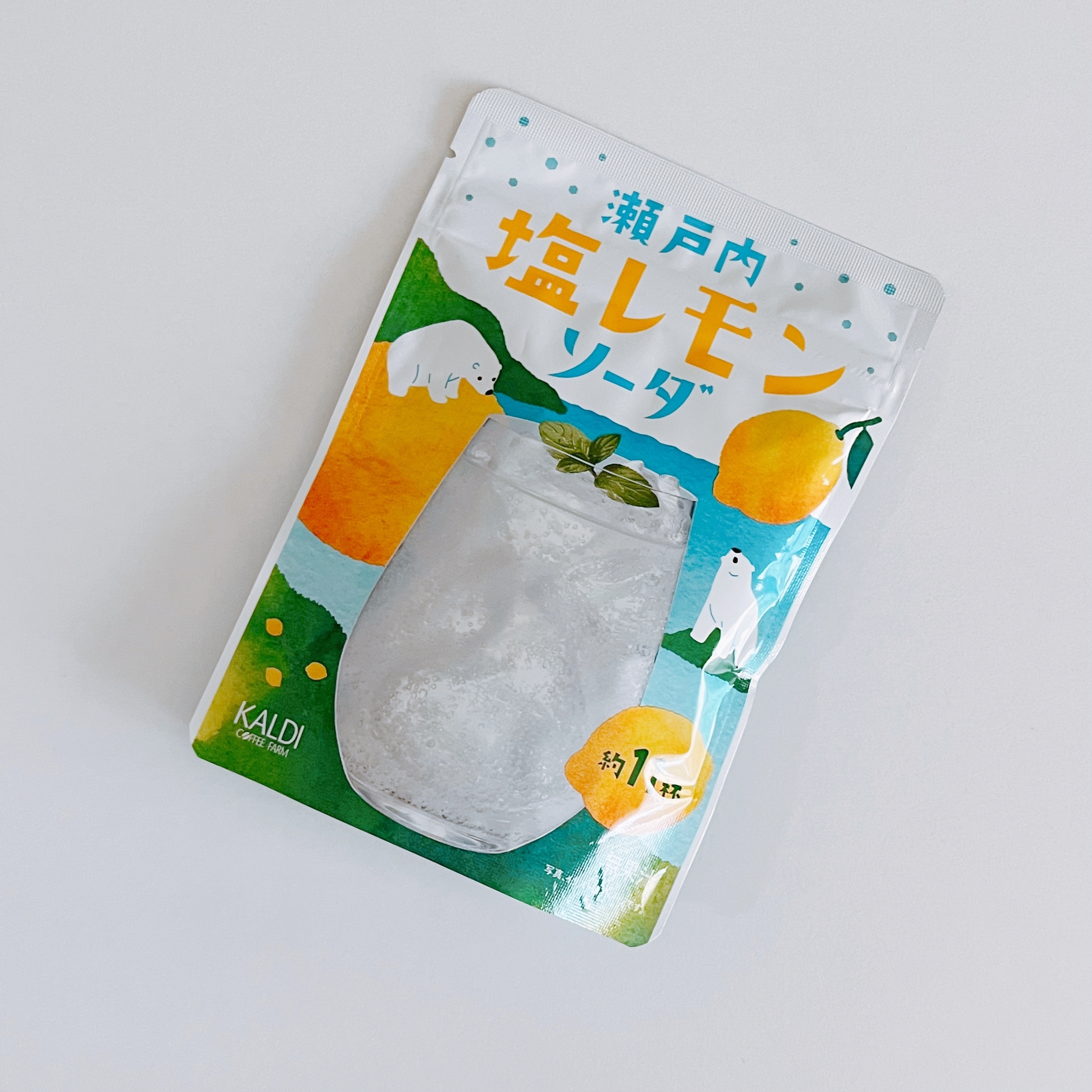 瀬戸内塩レモンソーダのパウチ包装。この商品は清涼飲料水で、瀬戸内レモンの味わいが特徴です。