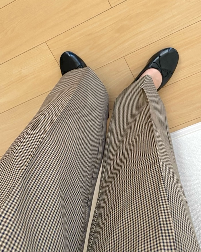 GUの「タックワイドチェックパンツ」