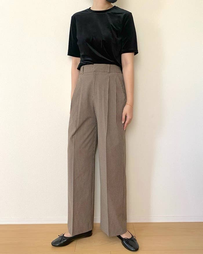 GUの「タックワイドチェックパンツ」