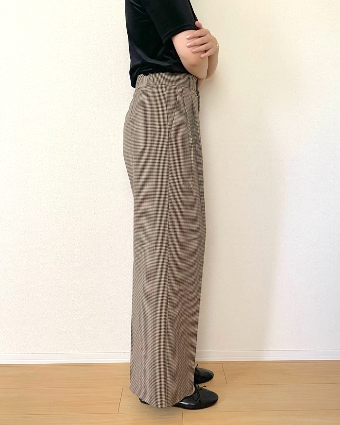 GUの「タックワイドチェックパンツ」
