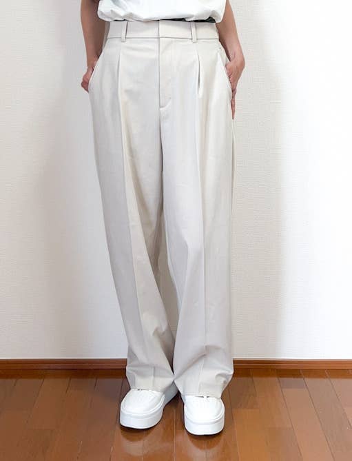 ユニクロ「タックワイドパンツ」