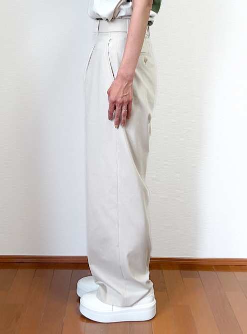 ユニクロ「タックワイドパンツ」