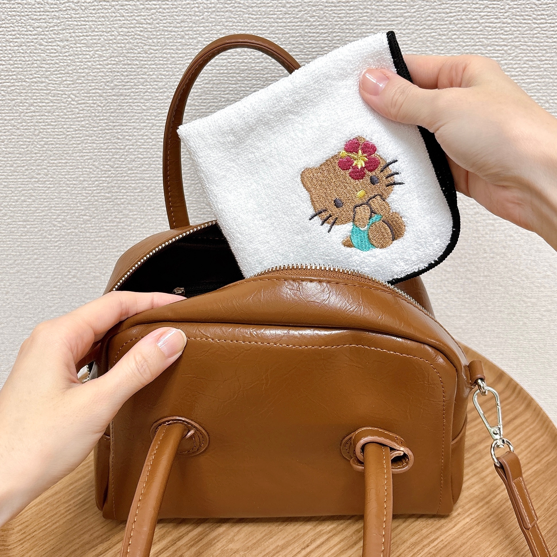 ROPÉ PICNIC(ロペピクニック)「【ROPE' PICNIC×ハローキティ コラボ】日焼けハローキティ 刺繍タオル」