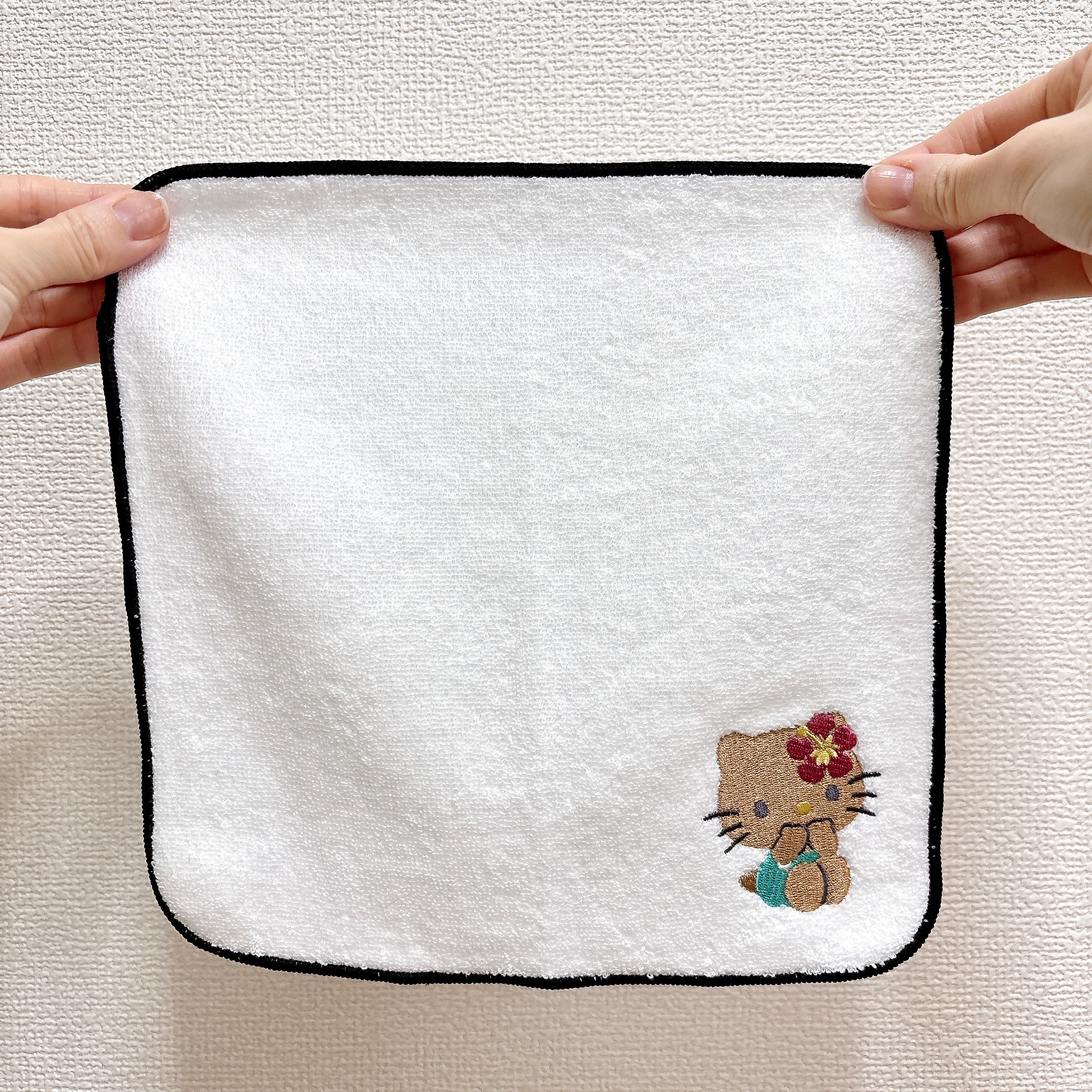 ROPÉ PICNIC(ロペピクニック)「【ROPE' PICNIC×ハローキティ コラボ】日焼けハローキティ 刺繍タオル」