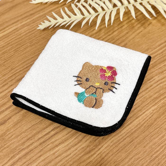 ROPÉ PICNIC(ロペピクニック)「【ROPE' PICNIC×ハローキティ コラボ】日焼けハローキティ 刺繍タオル」