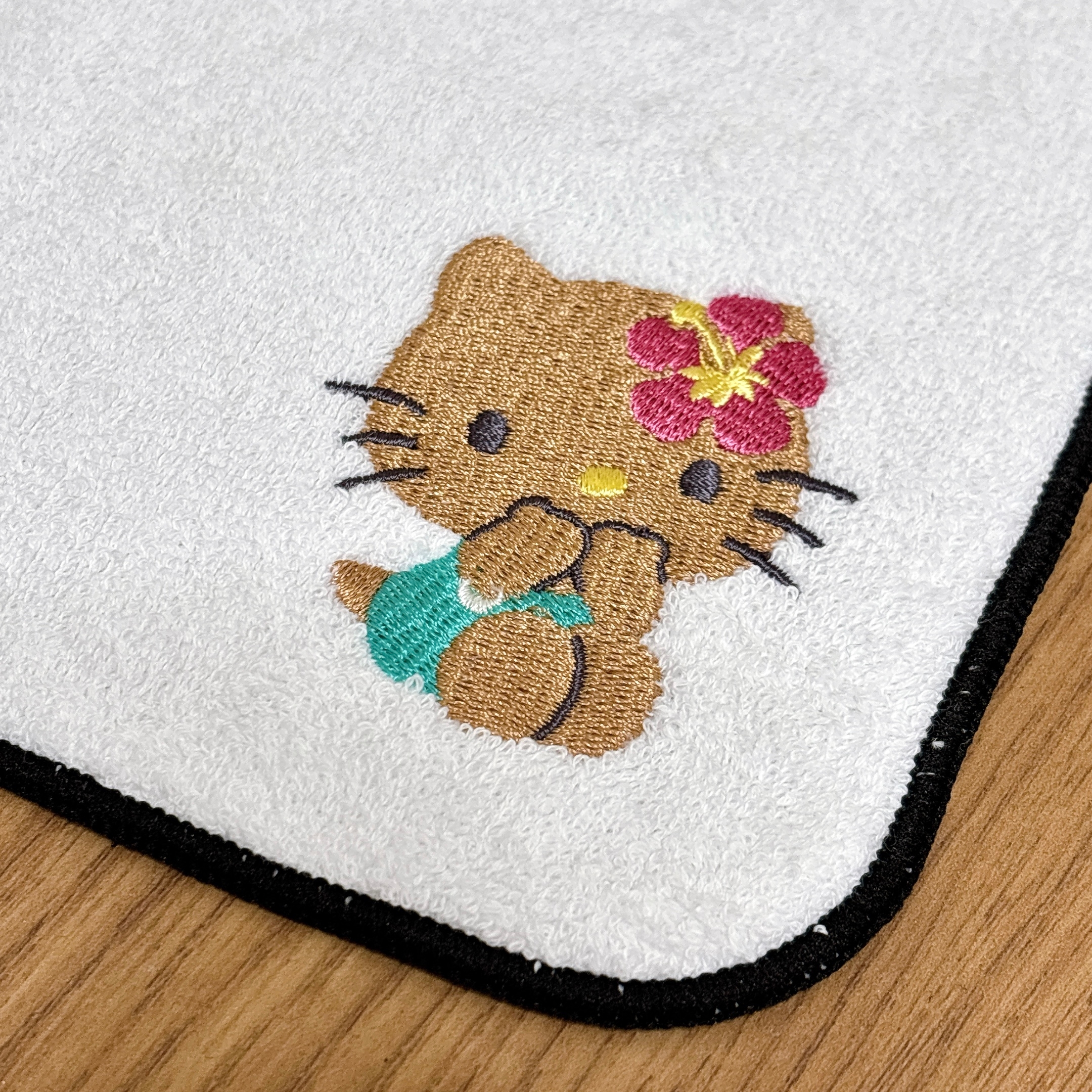ROPÉ PICNIC(ロペピクニック)「【ROPE' PICNIC×ハローキティ コラボ】日焼けハローキティ 刺繍タオル」