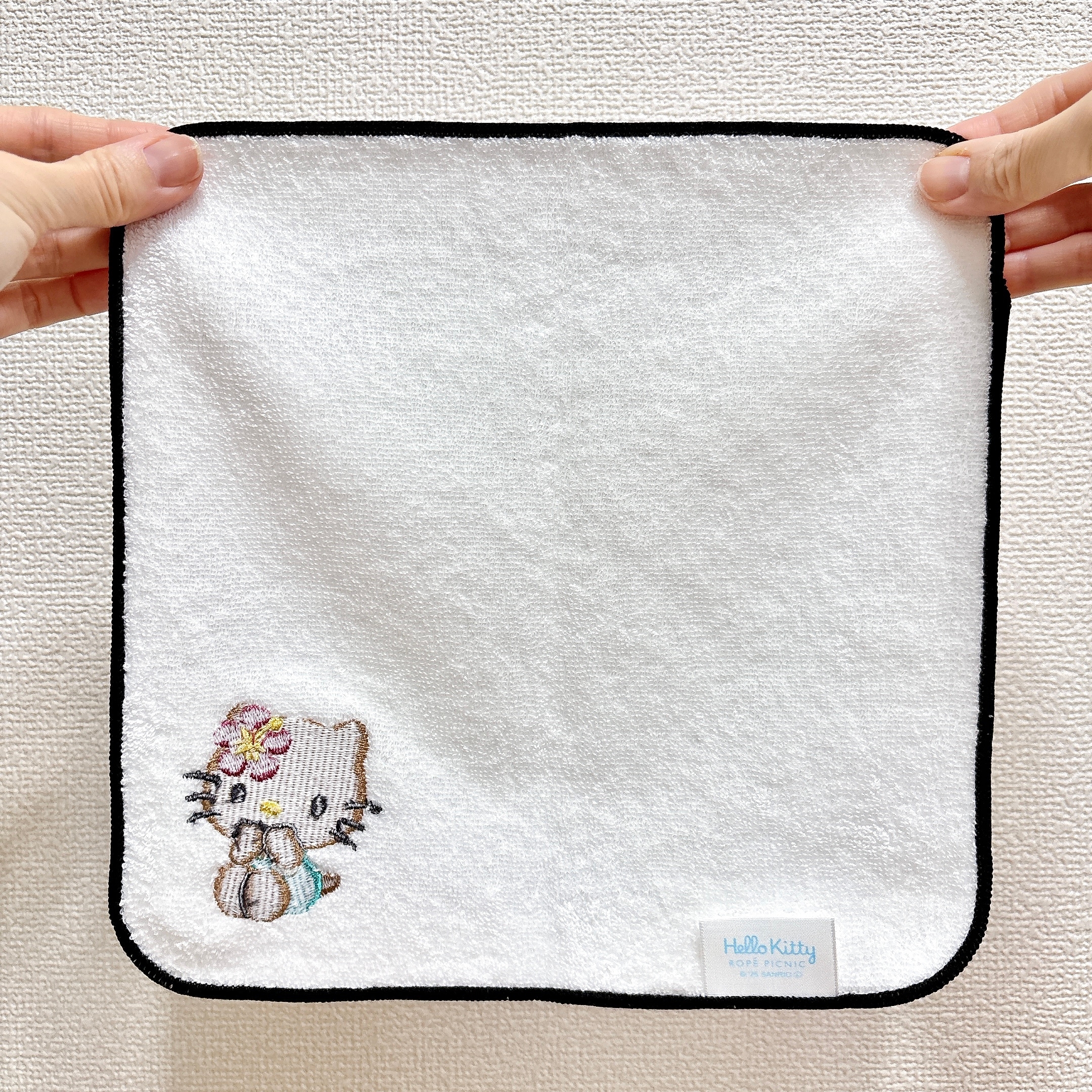 ROPÉ PICNIC(ロペピクニック)「【ROPE' PICNIC×ハローキティ コラボ】日焼けハローキティ 刺繍タオル」