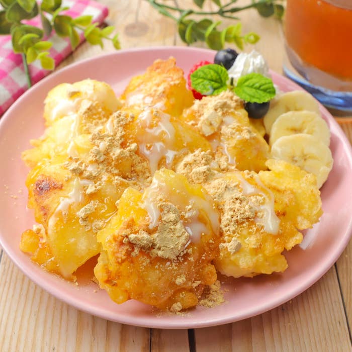 皿に盛られたフレンチトースト風の料理に、バナナスライスとミントが添えられている。