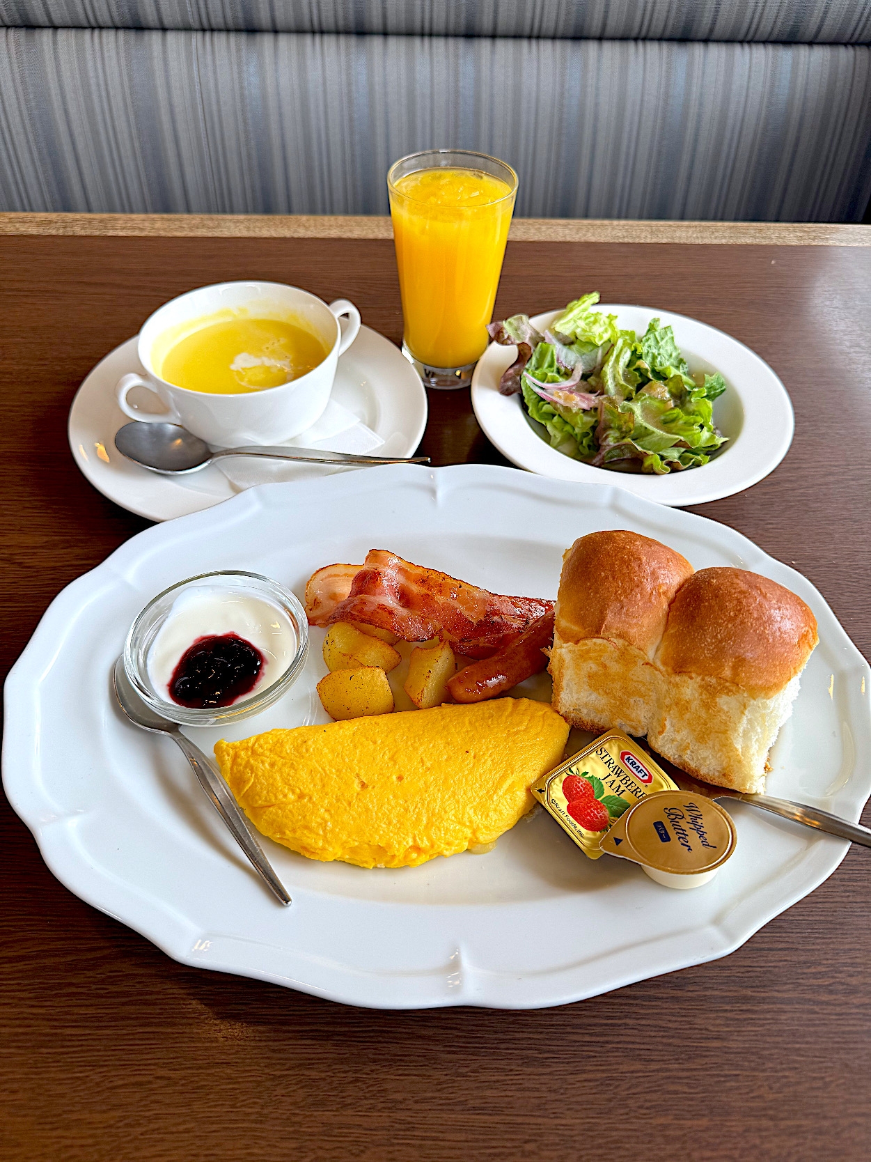 ロイヤルホストの「2種のチーズオムレツモーニング~コーンポタージュ・サラダ付~」