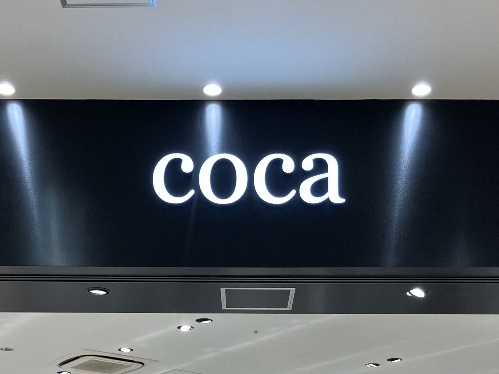 「coca」と書かれた広告看板。