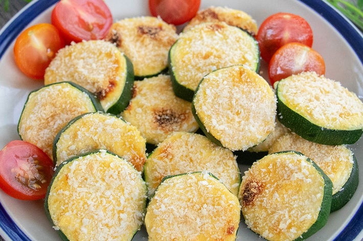 皿に盛られたズッキーニのマヨネーズパン粉焼き。トースターで焼いている。