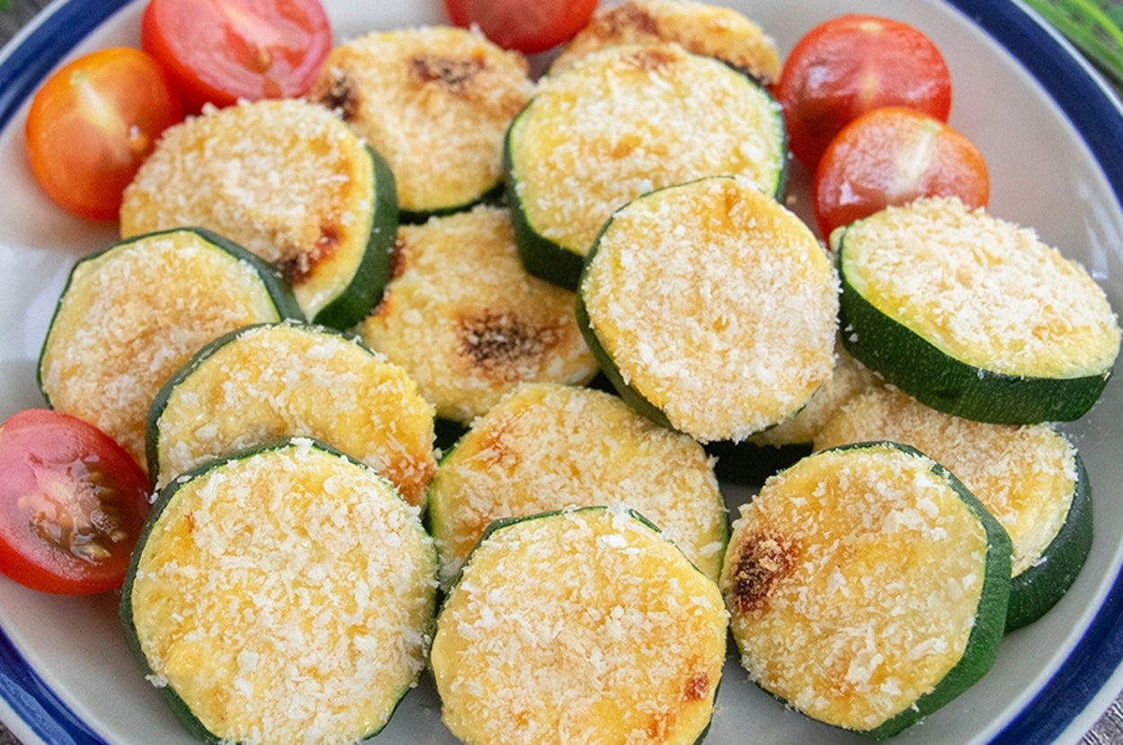 皿に盛られたズッキーニのマヨネーズパン粉焼き。トースターで焼いている。