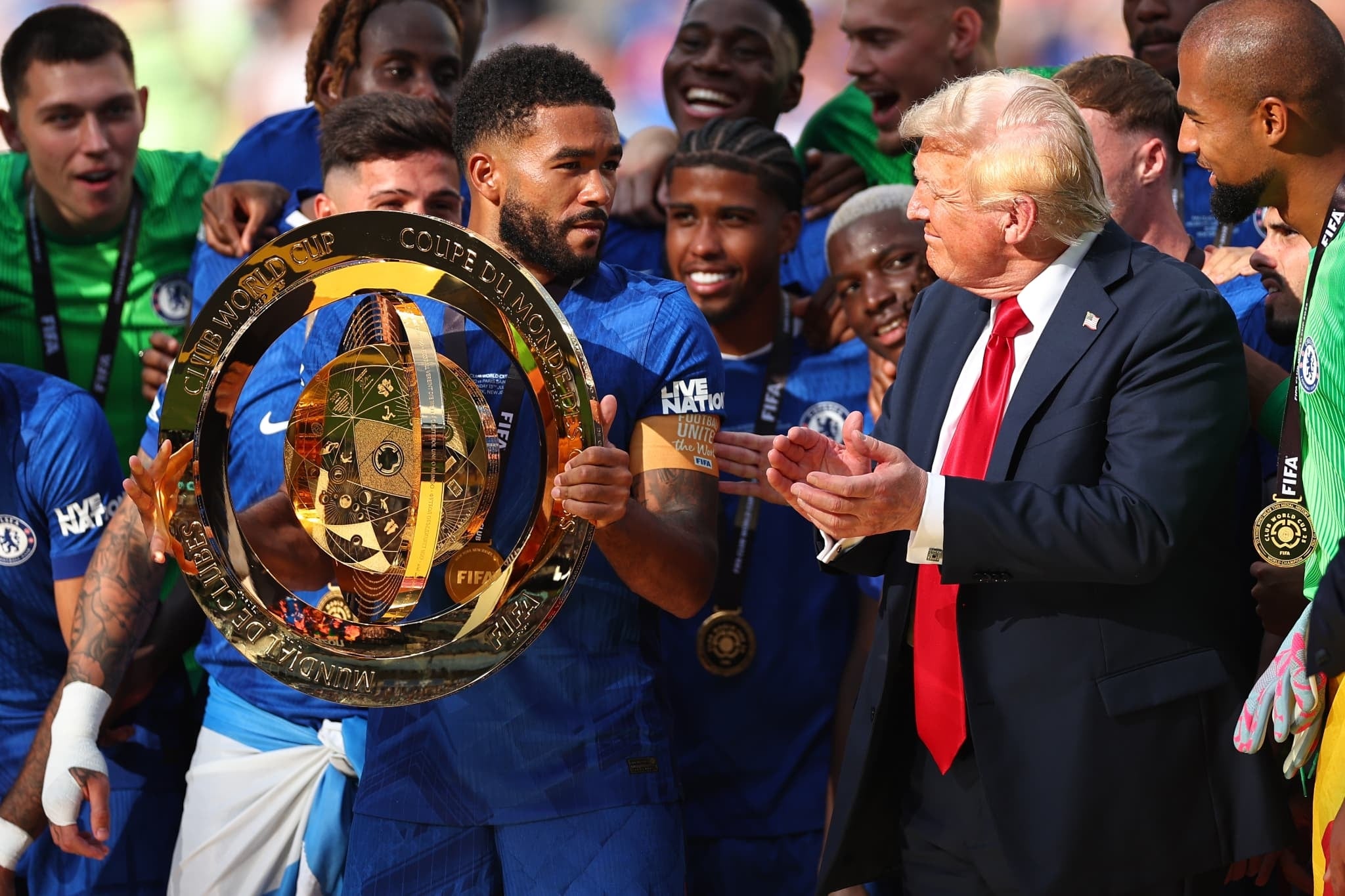 いつまでいるの？」クラブW杯優勝セレモニー、壇上から降りない