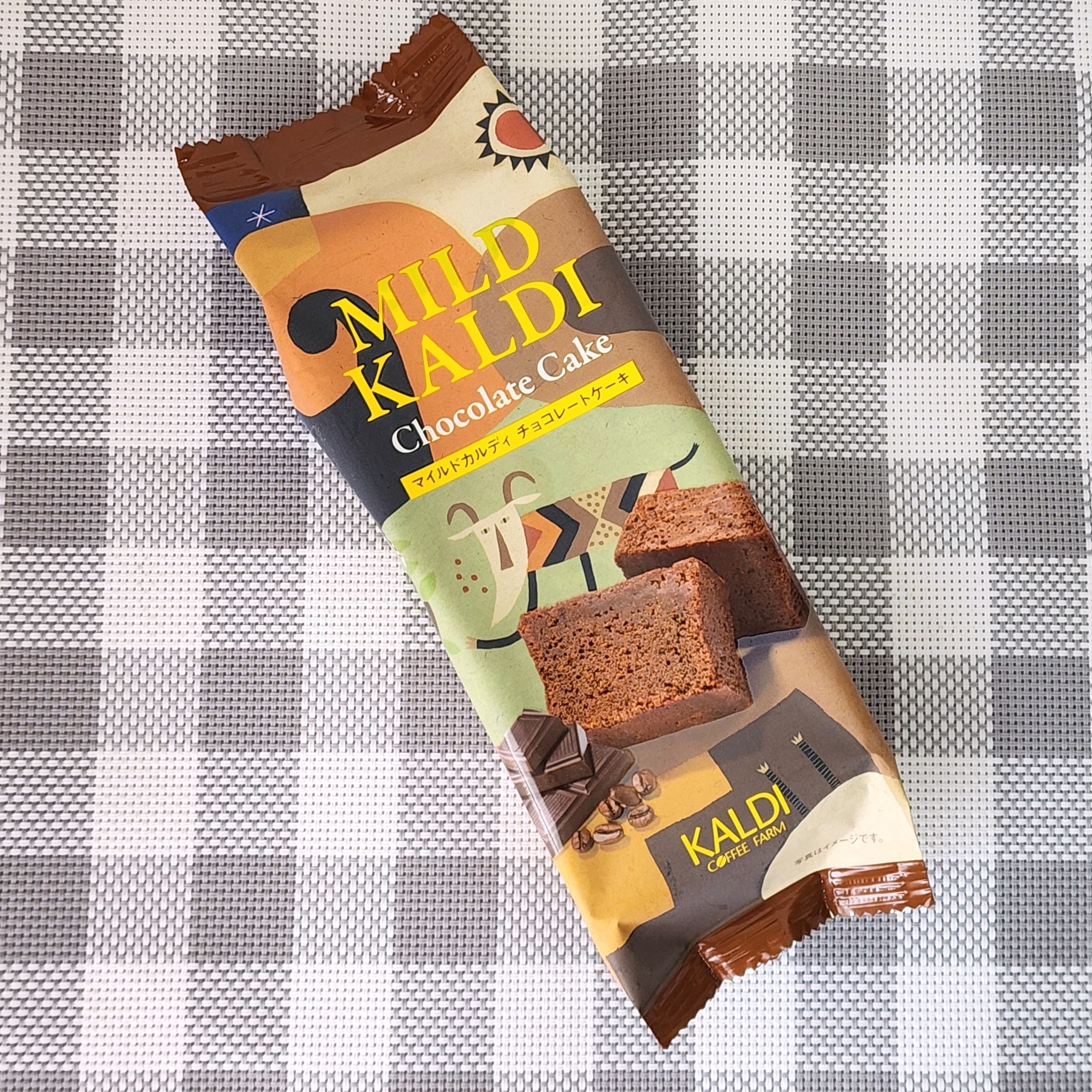 カルディコーヒーファームのチョコレートケーキのパッケージがテーブルの上に置かれている。