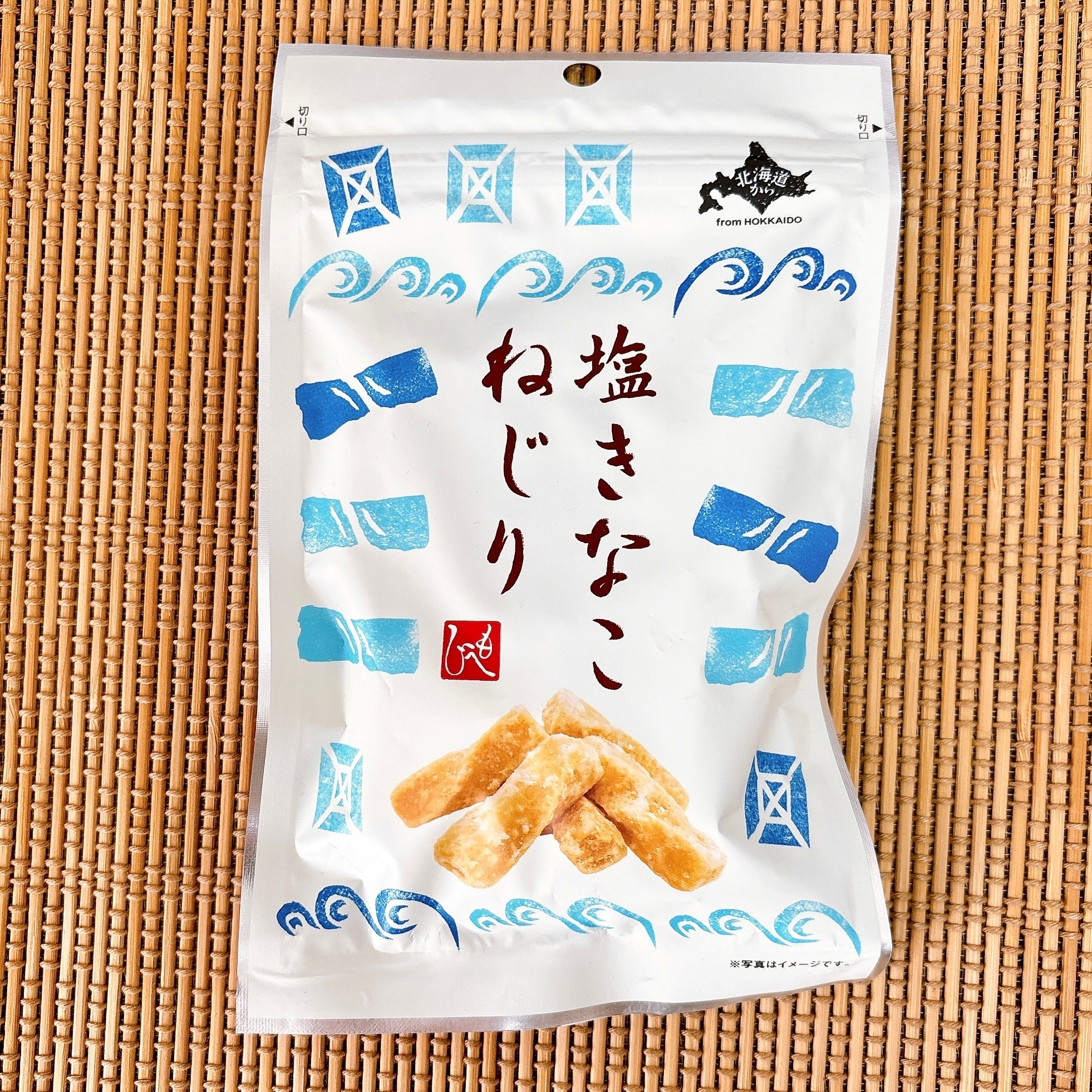 金沢一香屋の塩きなこねじりのパッケージ。青い模様が施されている袋に、商品名とねじり餅の写真がある。