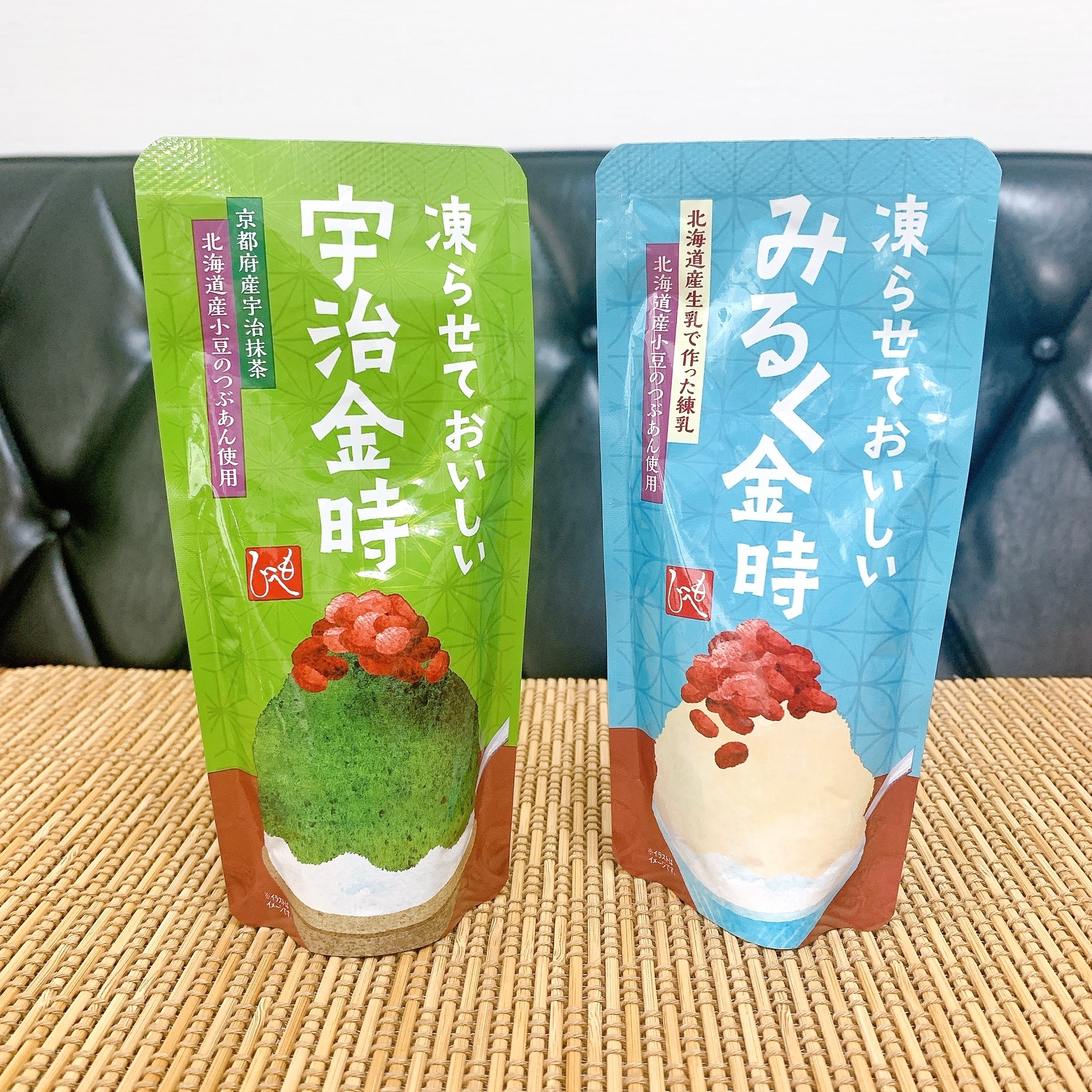 抹茶とミルク風味のかき氷パウチパッケージが、竹製マット上に配置されています。