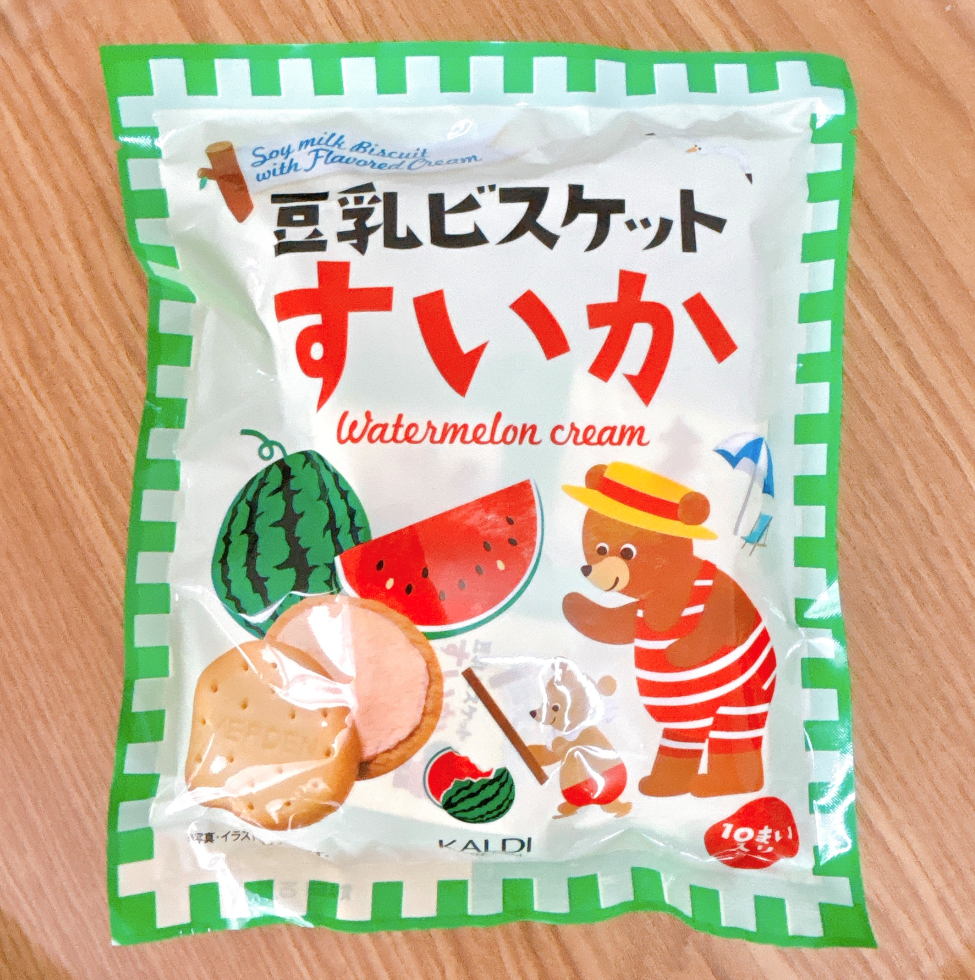豆乳ビスケットのパッケージ写真。スイカクリーム味で、赤い水着を着たクマがイラストに描かれている。