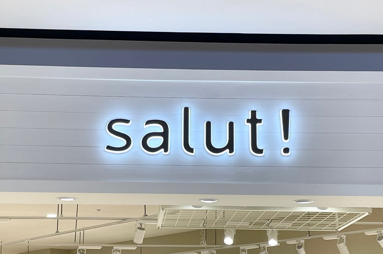 店の看板に「salut!」と書かれています。
