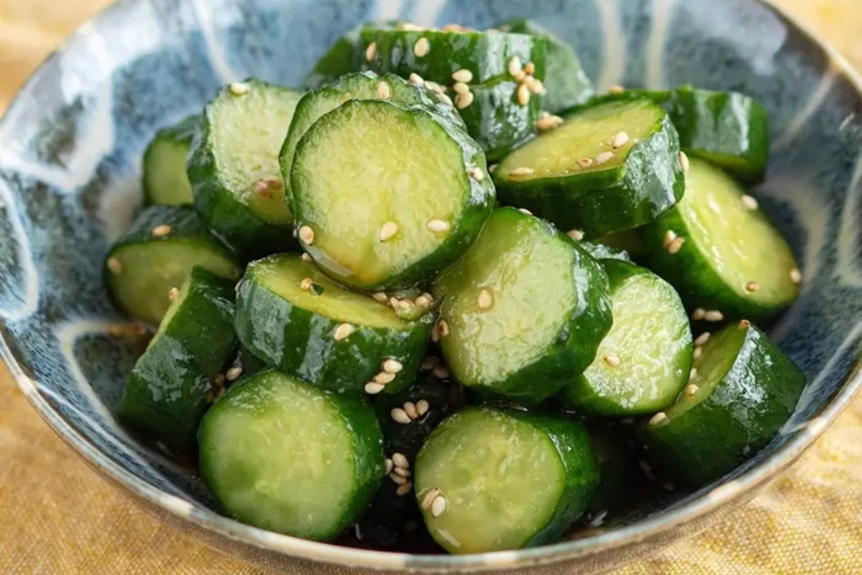 キュウリの薄切りがごまをまぶして器に盛られている。