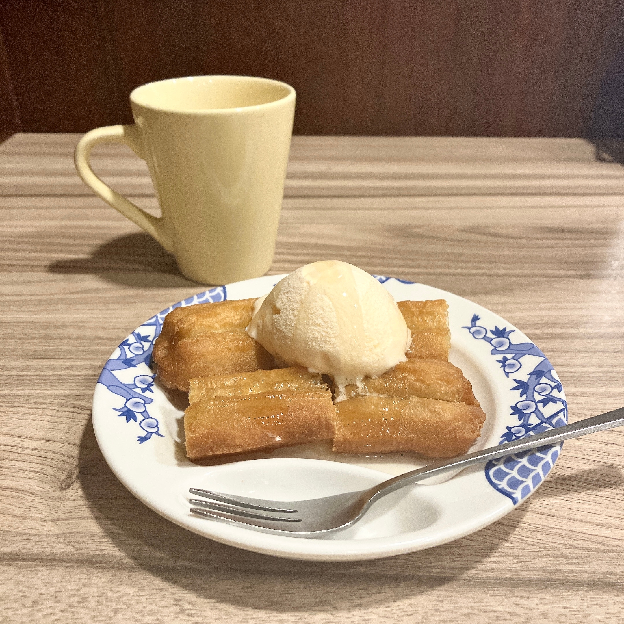 バーミヤンの「はちみつ揚げパンバニラアイス添え」