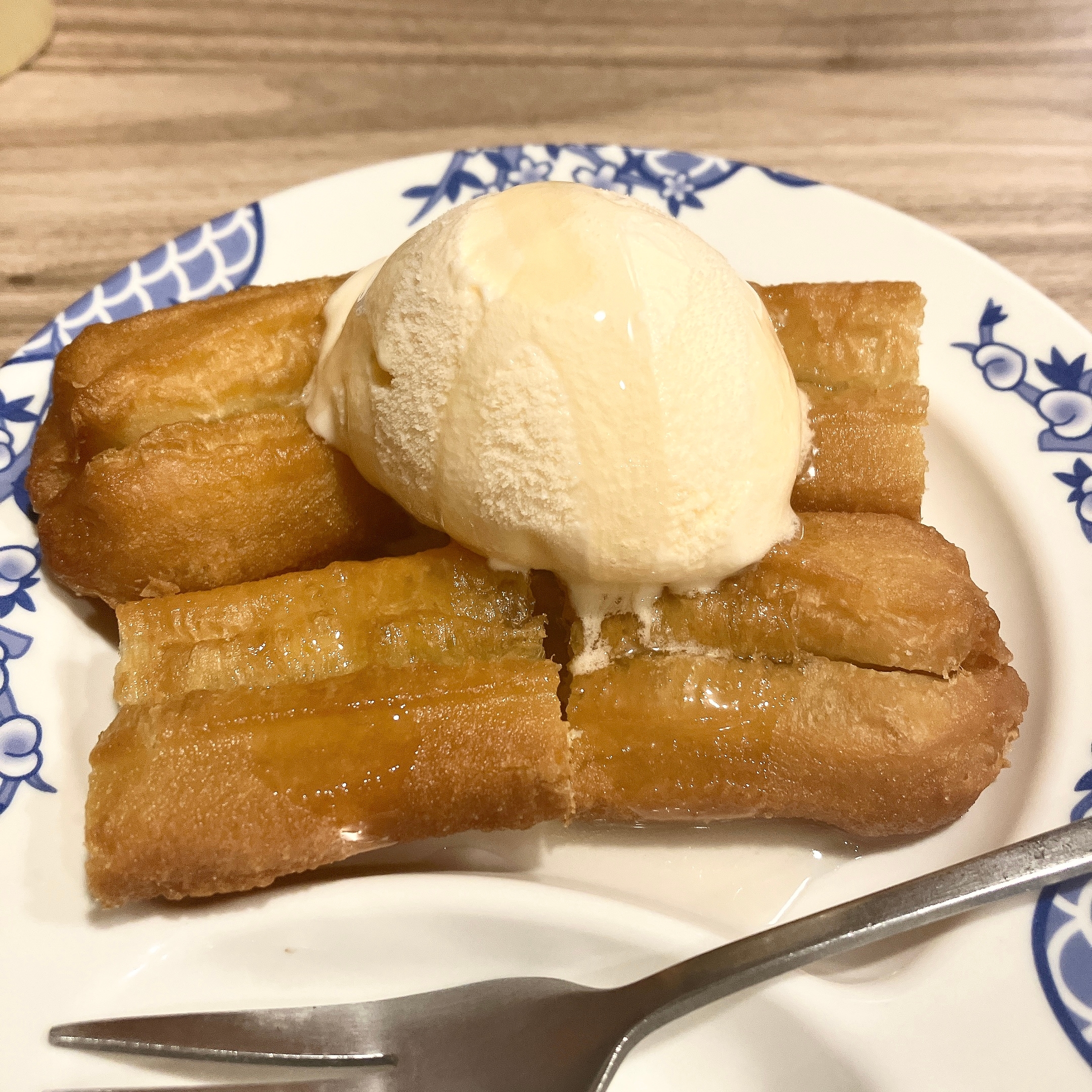 バーミヤンの「はちみつ揚げパンバニラアイス添え」