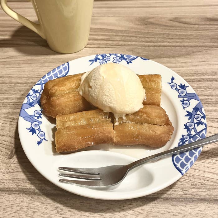 バーミヤンの「はちみつ揚げパンバニラアイス添え」