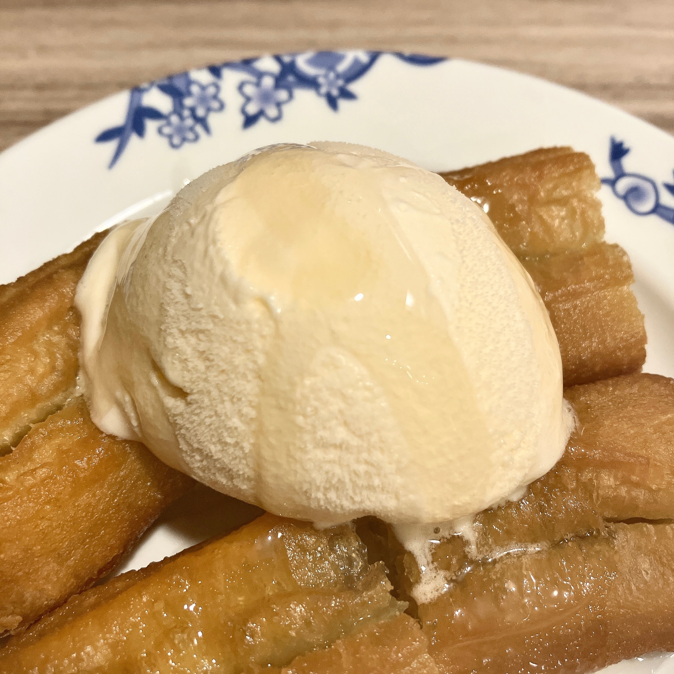 バーミヤンの「はちみつ揚げパンバニラアイス添え」