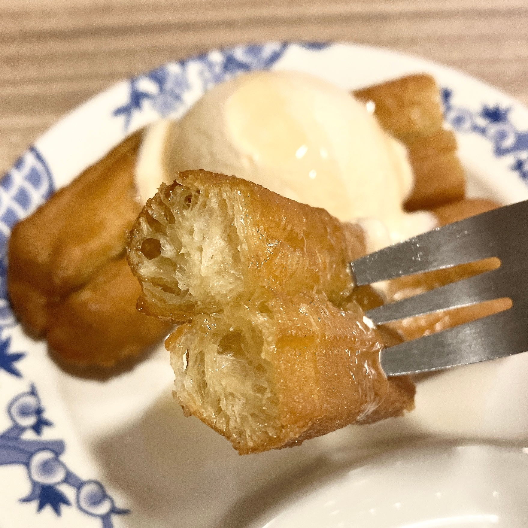 バーミヤンの「はちみつ揚げパンバニラアイス添え」