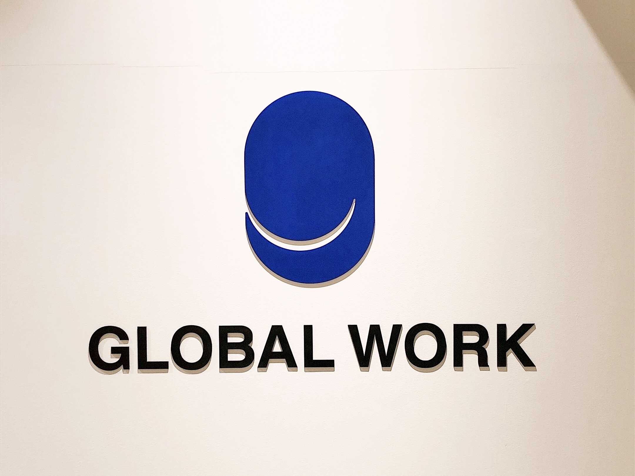 壁に描かれた「GLOBAL WORK」のロゴマーク。