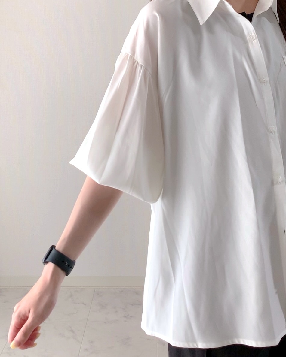 しまむらの「TRVDMTPUラッシュシャツ」