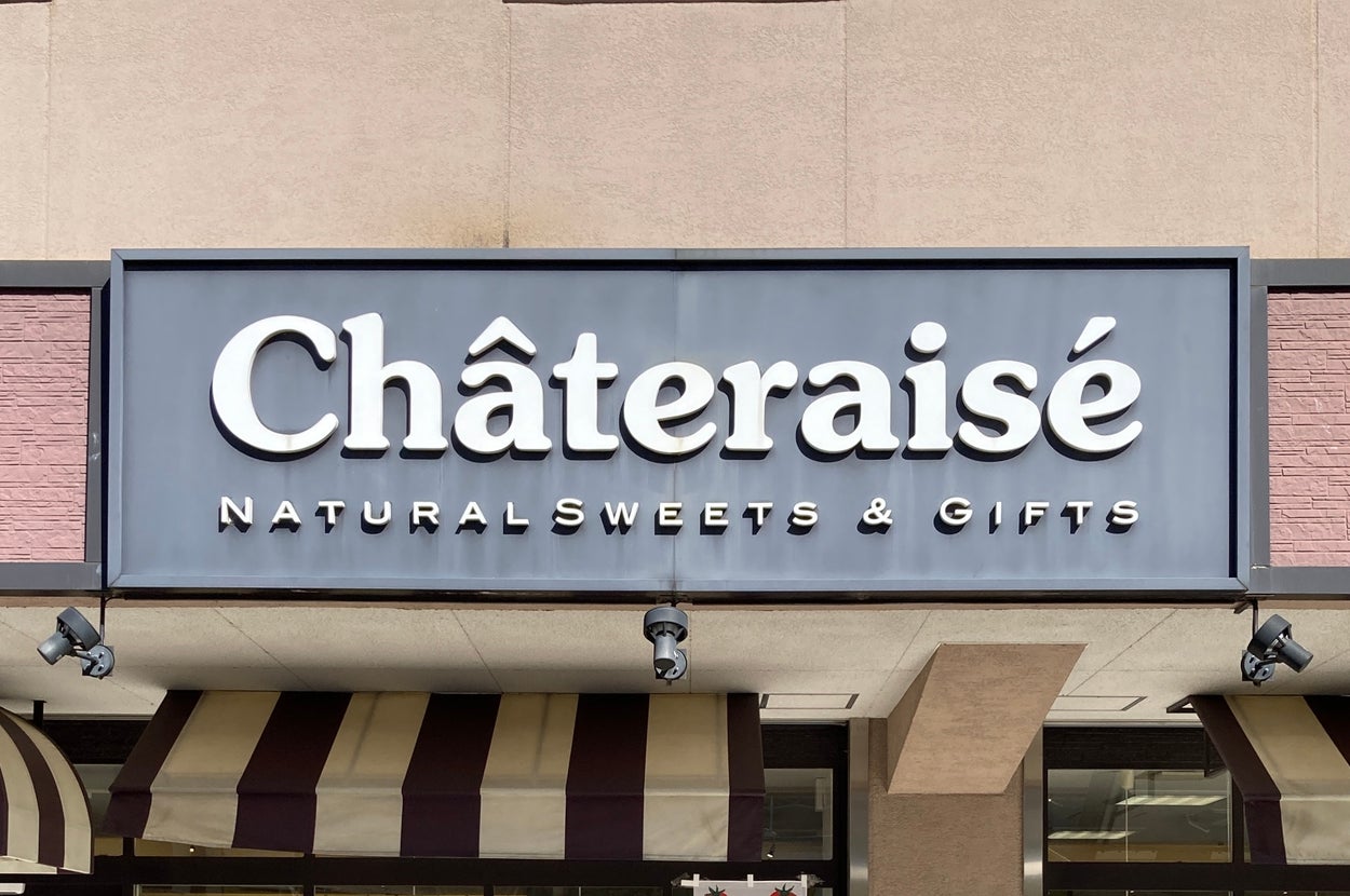 シャトレーゼのお店の外観。ショーウィンドウに大福の広告があり、自然なスイーツとギフトを提供していると記載。