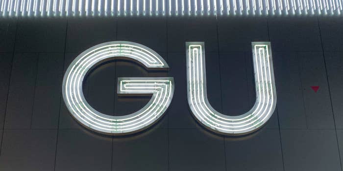 GU「コットンスムースVネックT+EC」