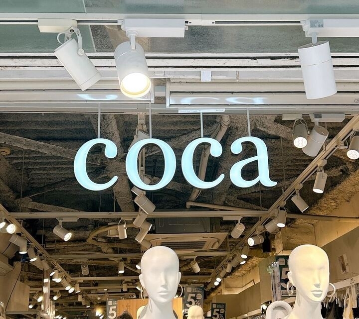 ファッションショップの入り口に「coca」の看板。店内にマネキンが並んでいる。